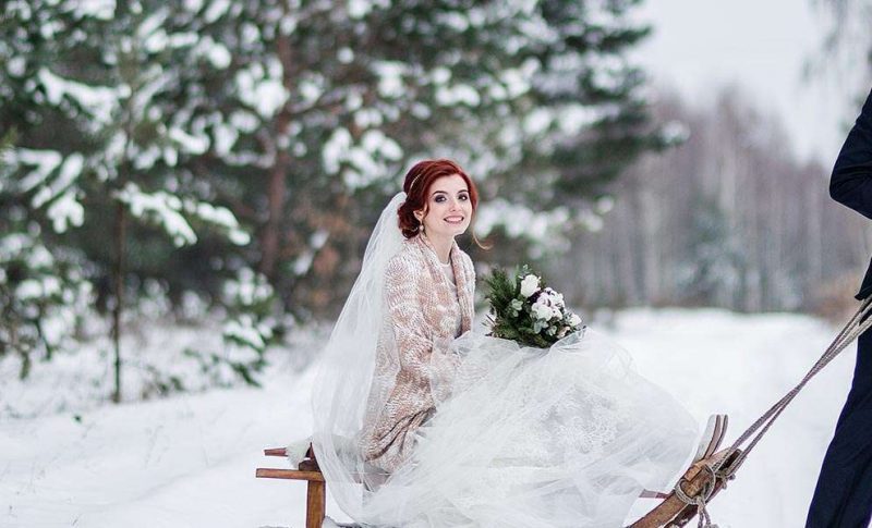 Winter wedding couple in snow